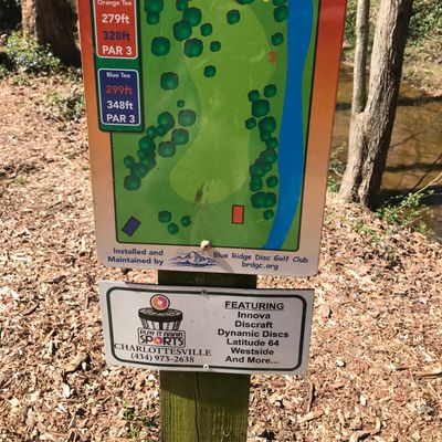 Good signage, multiple tee pads and baskets