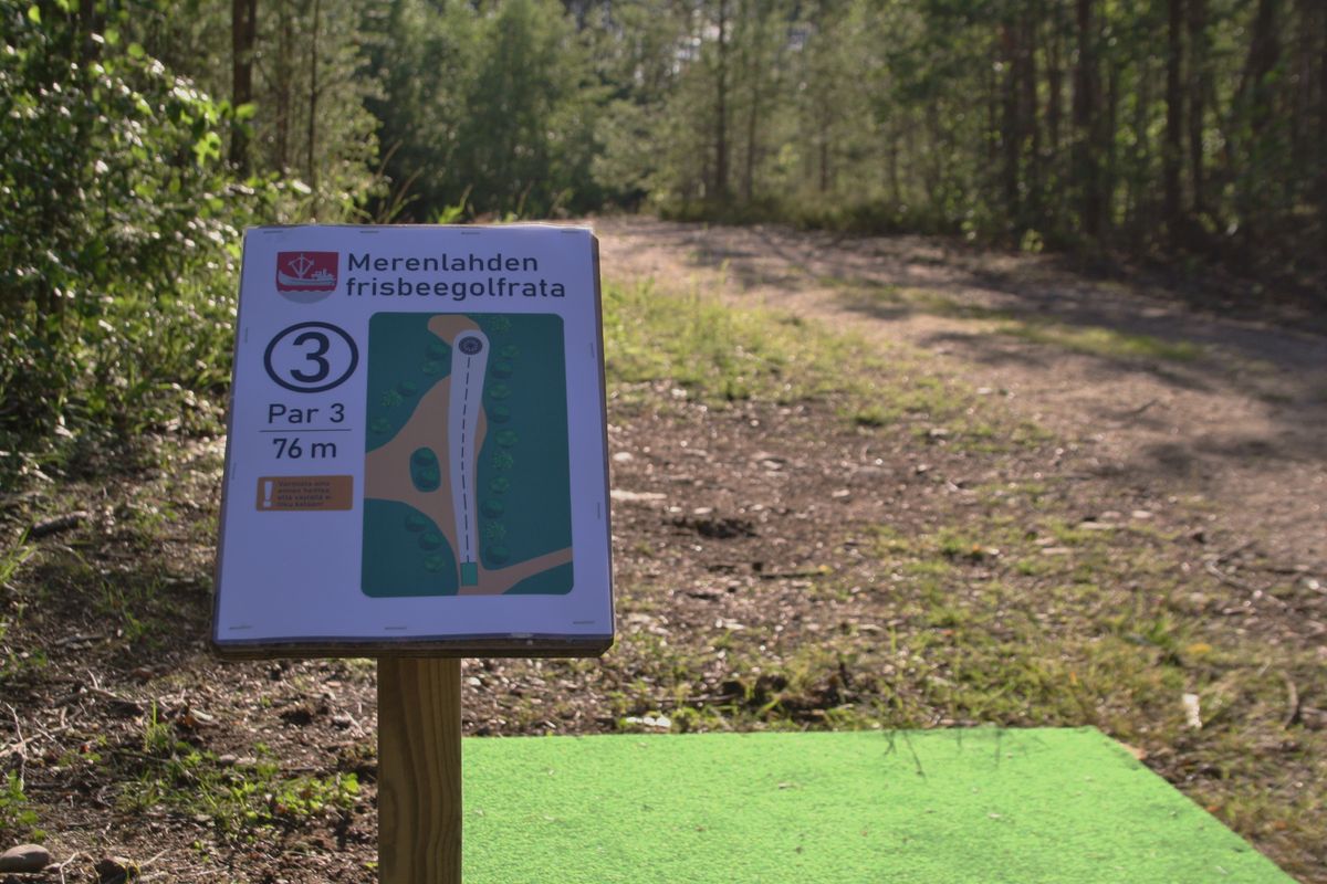 Väylistä kolme sijaitsee urheilukentällä ja loput kuusi läheisellä hiekkamontulla.