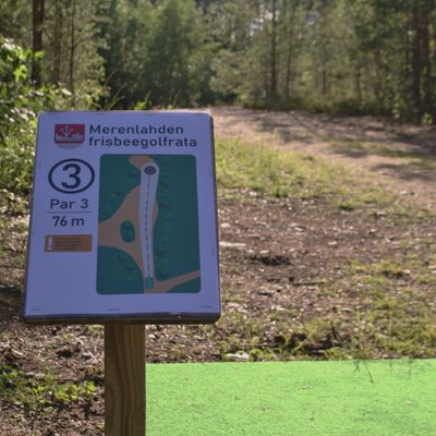 Väylistä kolme sijaitsee urheilukentällä ja loput kuusi läheisellä hiekkamontulla.