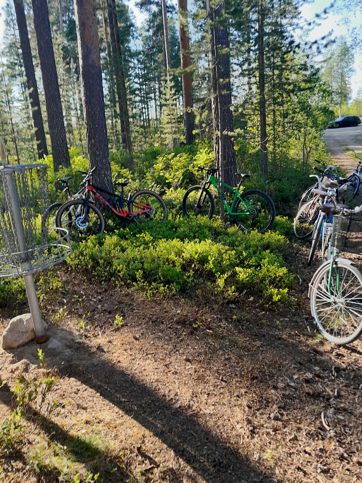 Cykelställ runt uppvärmningskorgen.