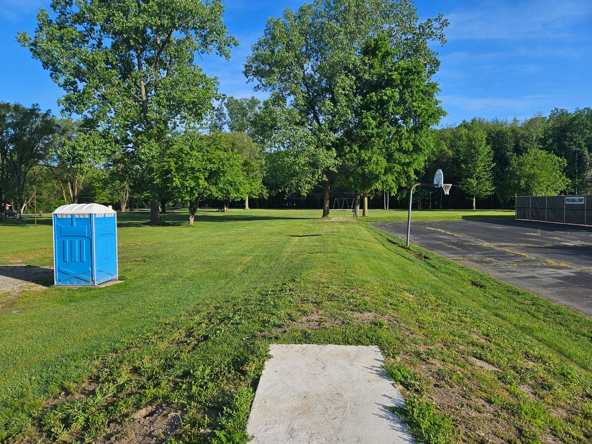 Hole 8 Long Tee Pad featuring tight Mandatory through gap in trees in front of the short pad.