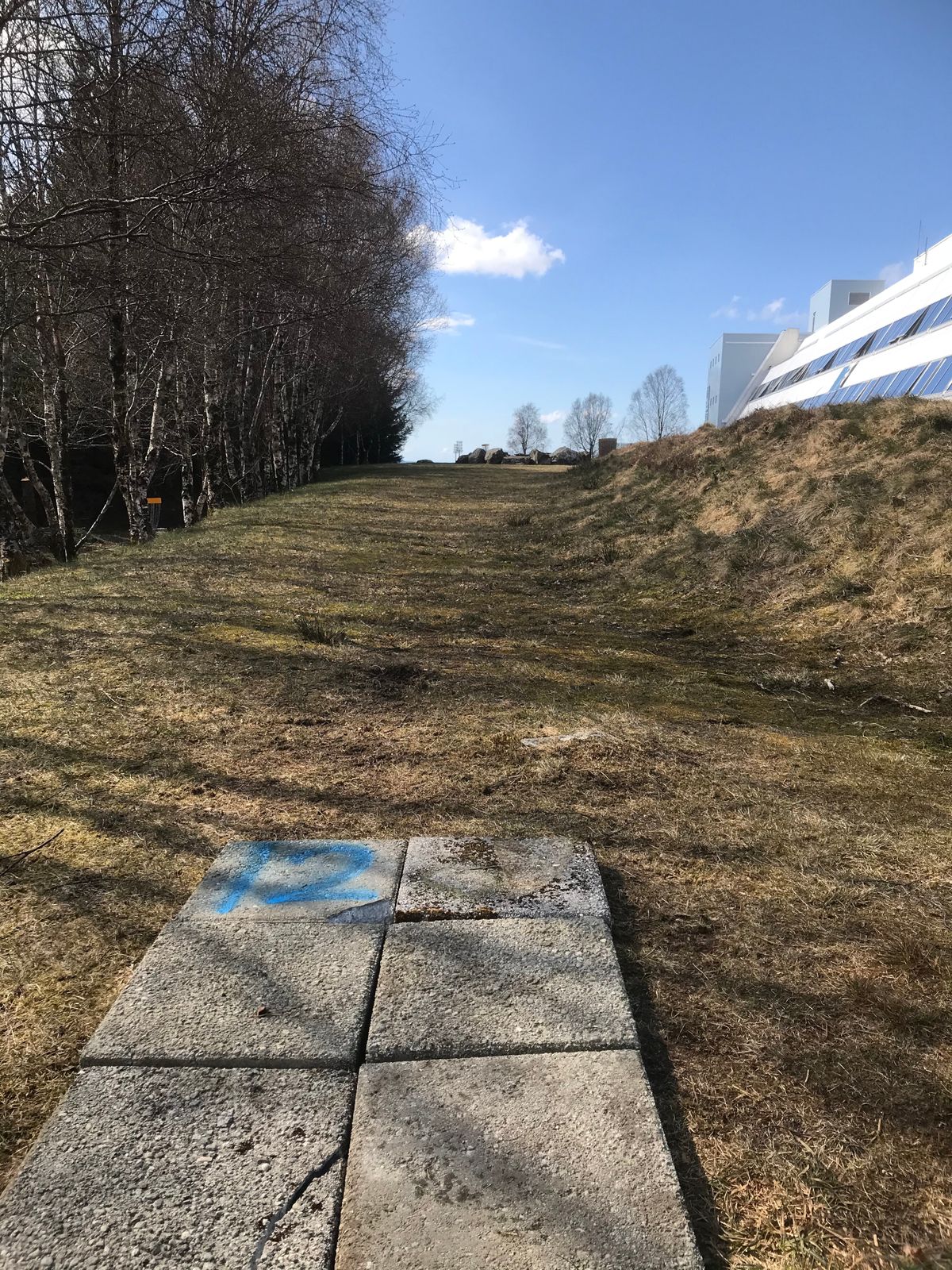 Sittegruppe i stein er ikkje spelbar. Bygning er OB. Nb lett å kaste opp på veranda her....