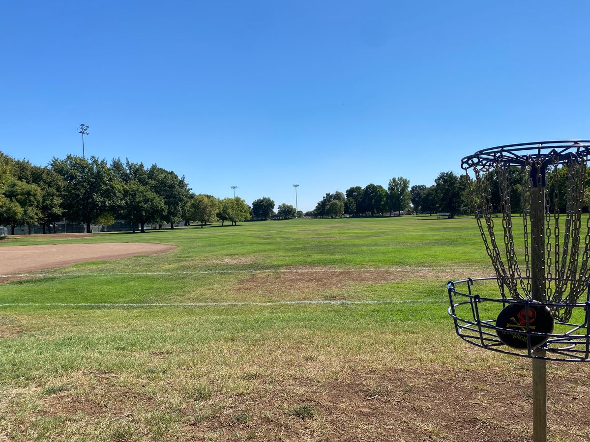 No signs, gotta use the app!  But a great place to practice!