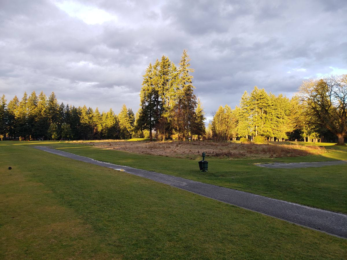 Tee - Par 4 dogleg right