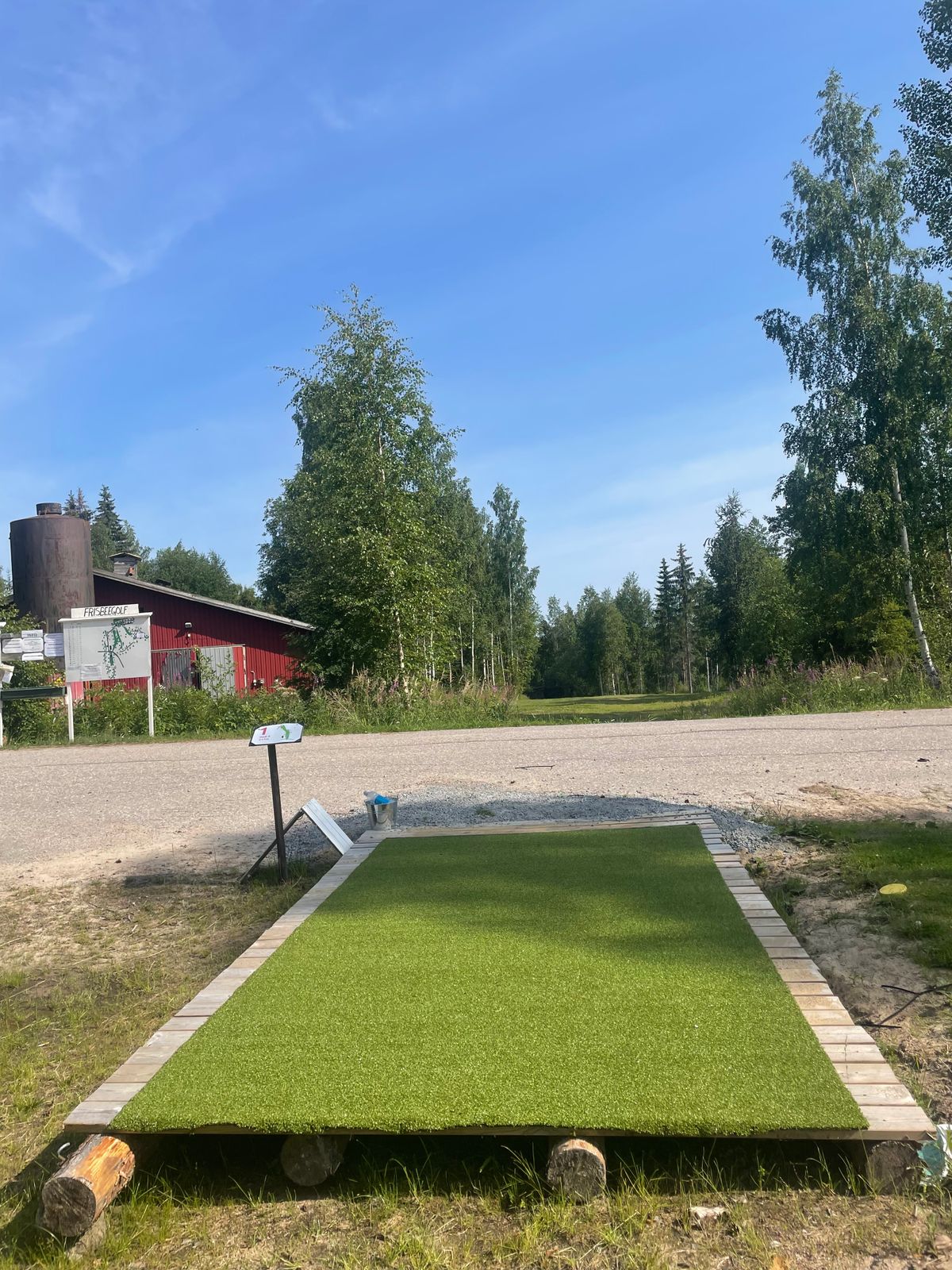 Väylä 1 on näyttävä alku radalle noin 230 metrinen par4