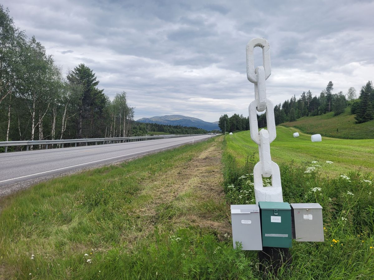 Ta av riksvei 3 ved dette landemerket ca 4 km nord for Alvdal sentrum. Følg derretter  merking til parkeringsplass