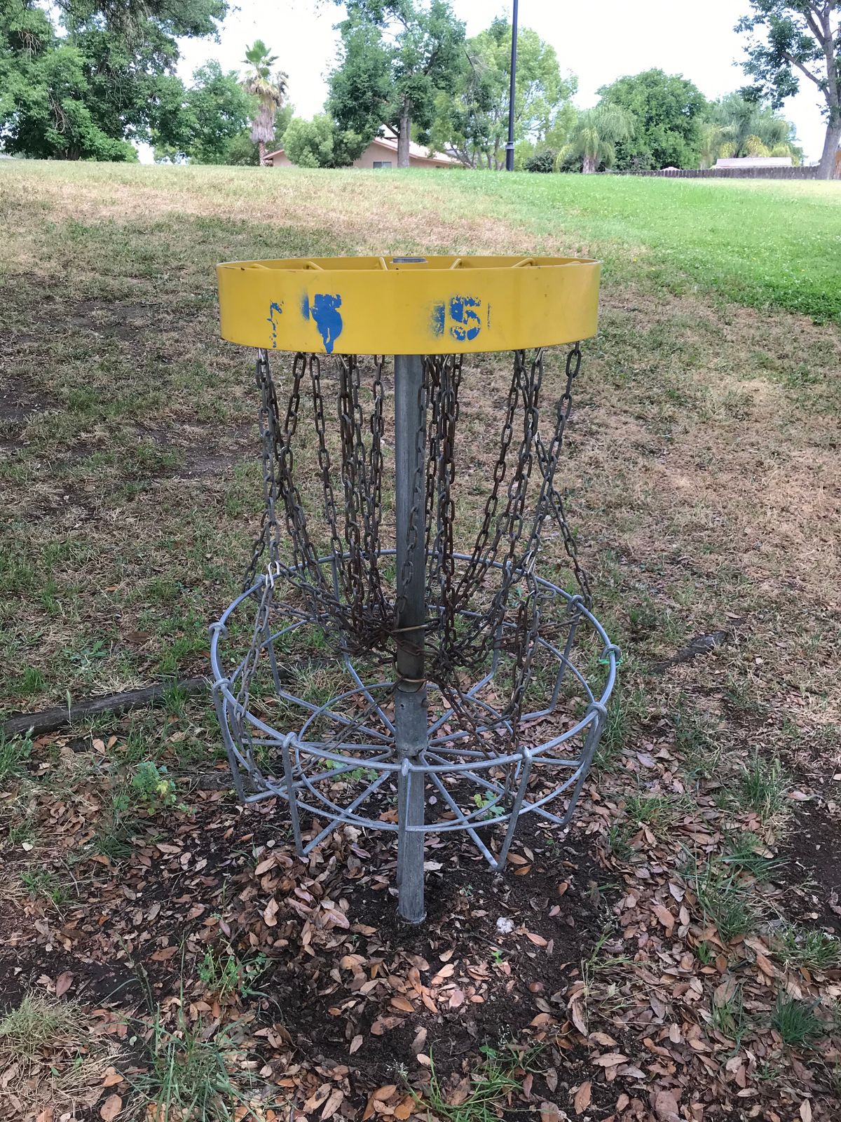 Baskets 5 and 7 are badly damaged. Baskets are not attached.