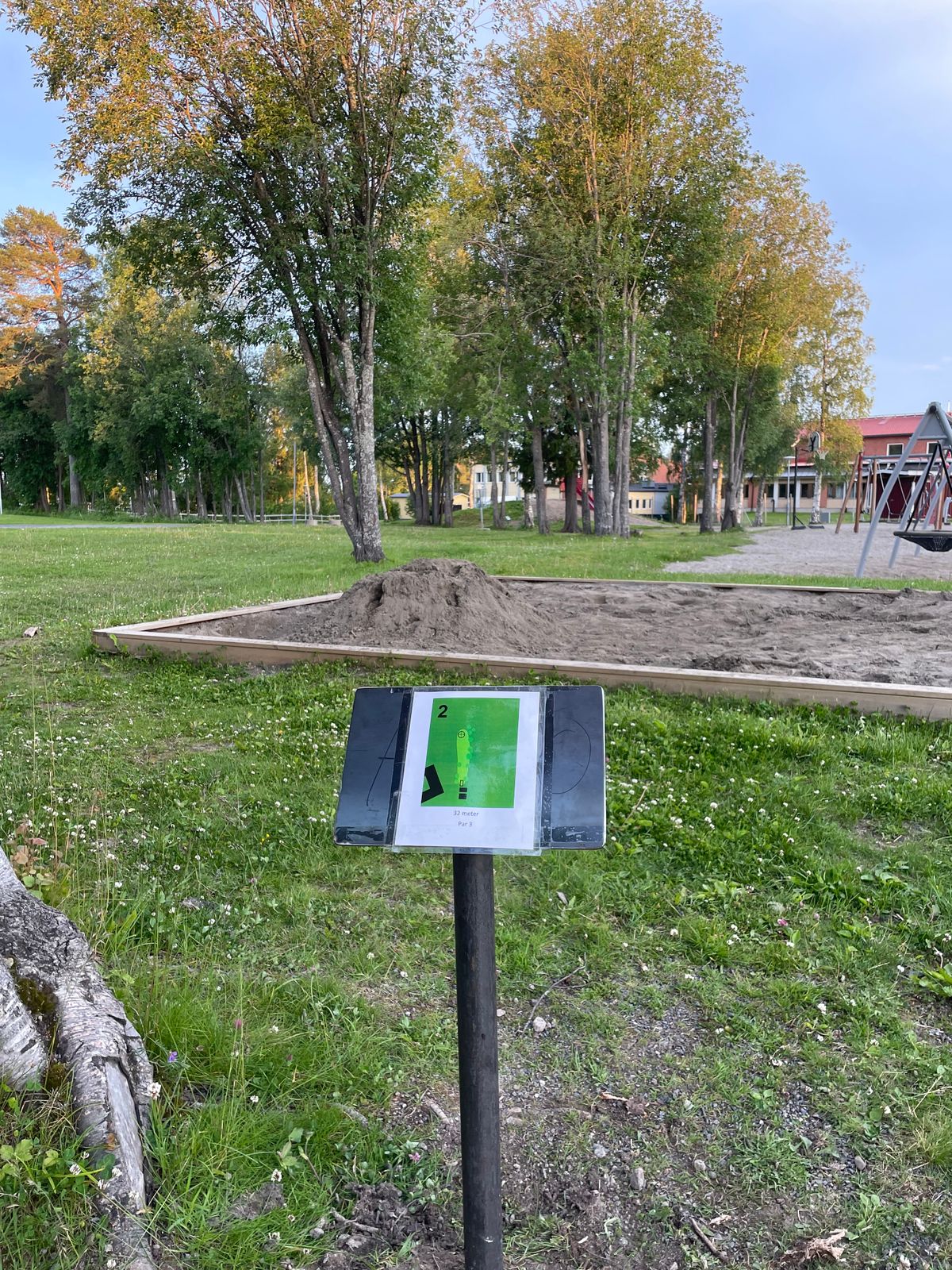 Nya skyltar uppsatt runt hela banan! Kör hårt.