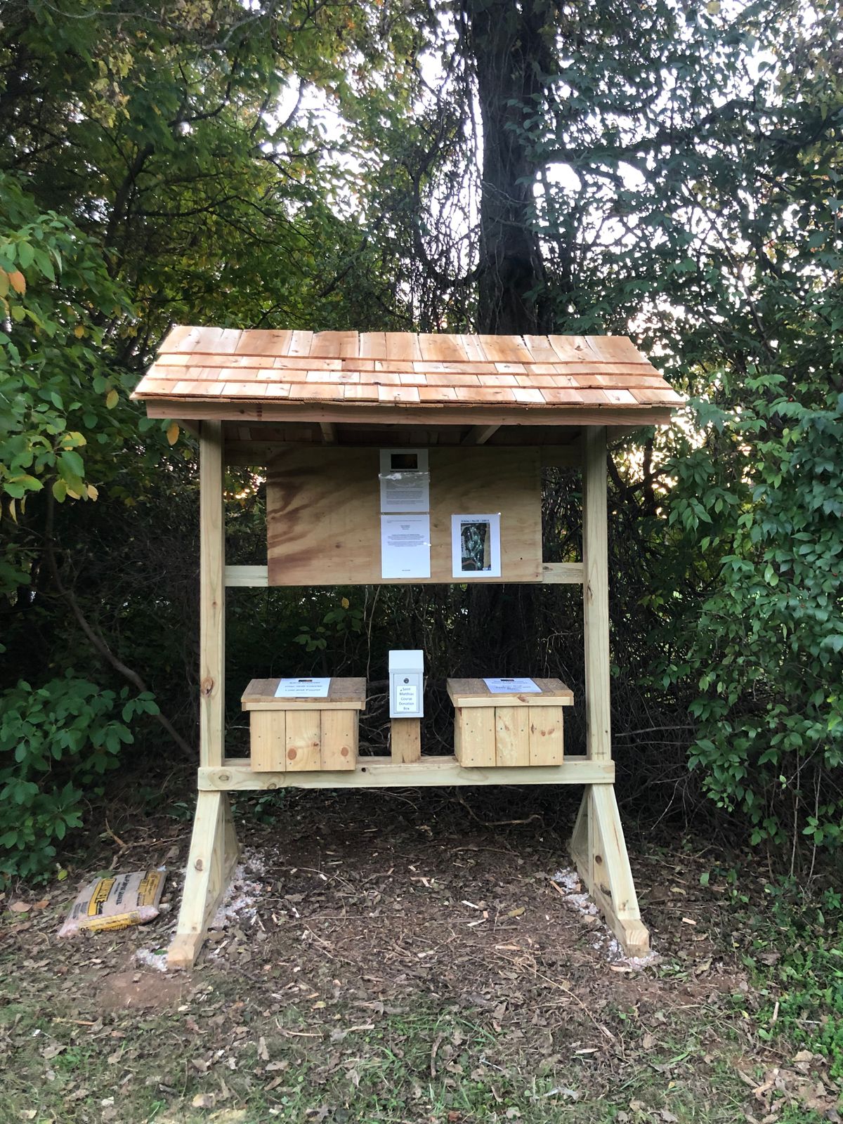 Course sign, lost/found disc box and donation box.