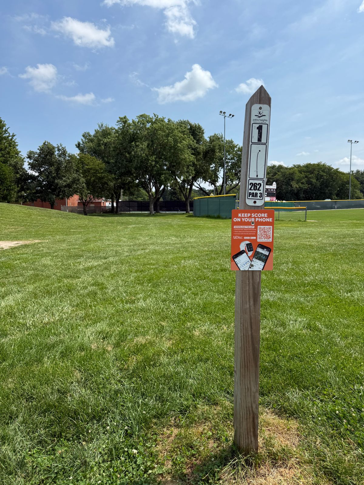 UDisc sign is back in on hole 1!