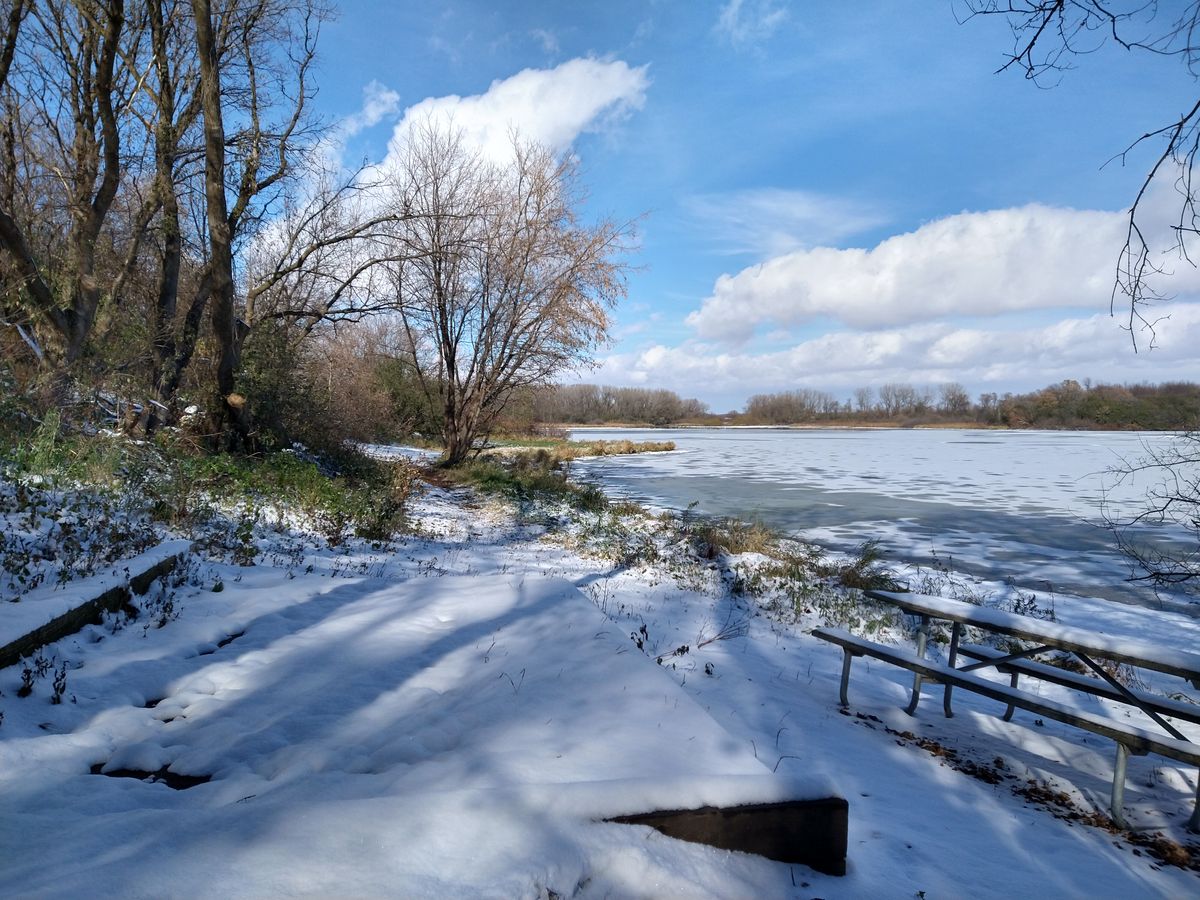 Hole 12 is less daunting when the water hazard is frozen. Skip those discs!