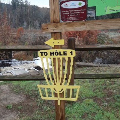 Tee 1...walk across spillway & dam. Turn left across dam.