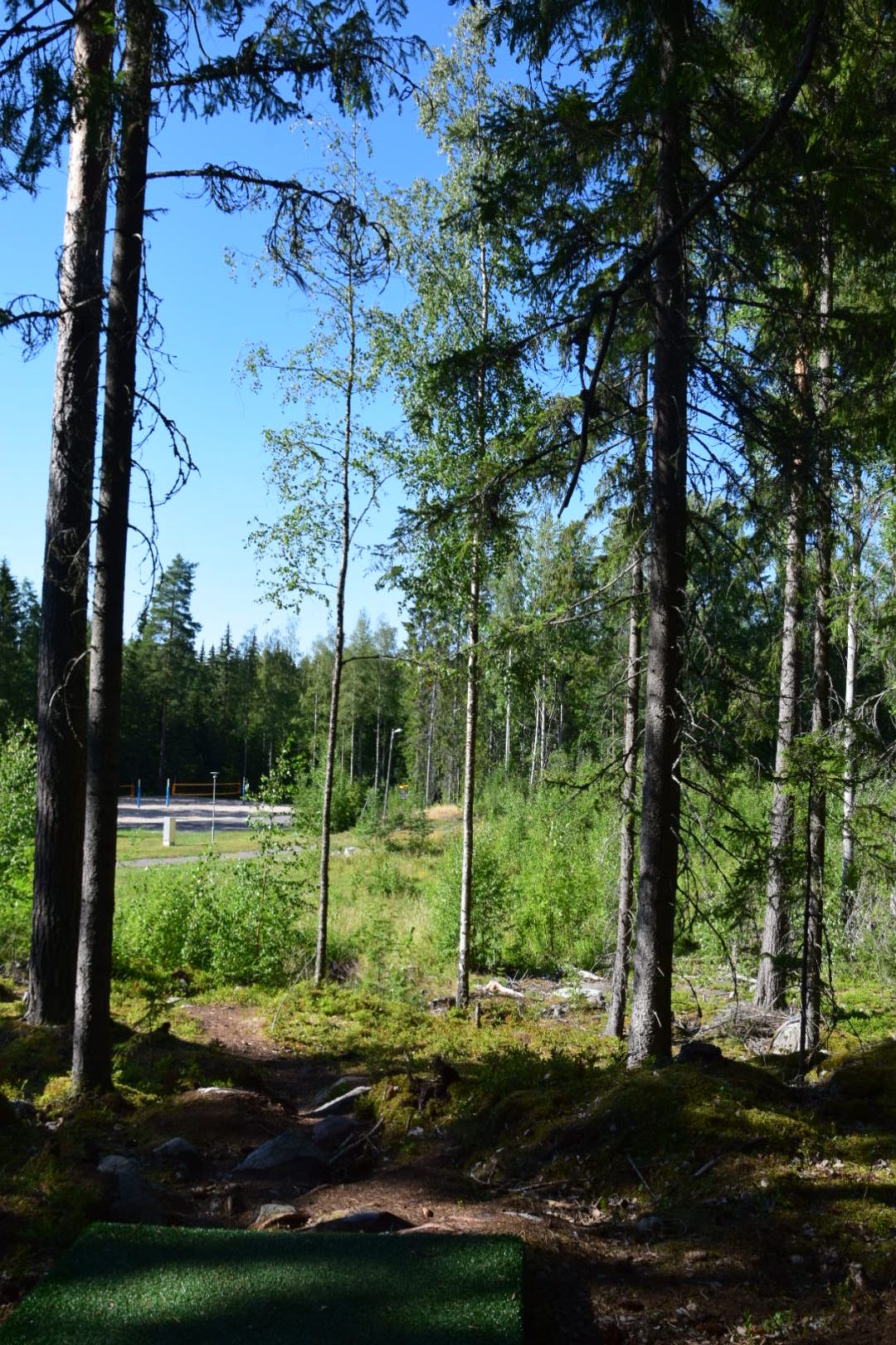 Väylä 3. 75m Pieneen alamäkeen menevä väylä, jonka alussa tiukka puuportti.