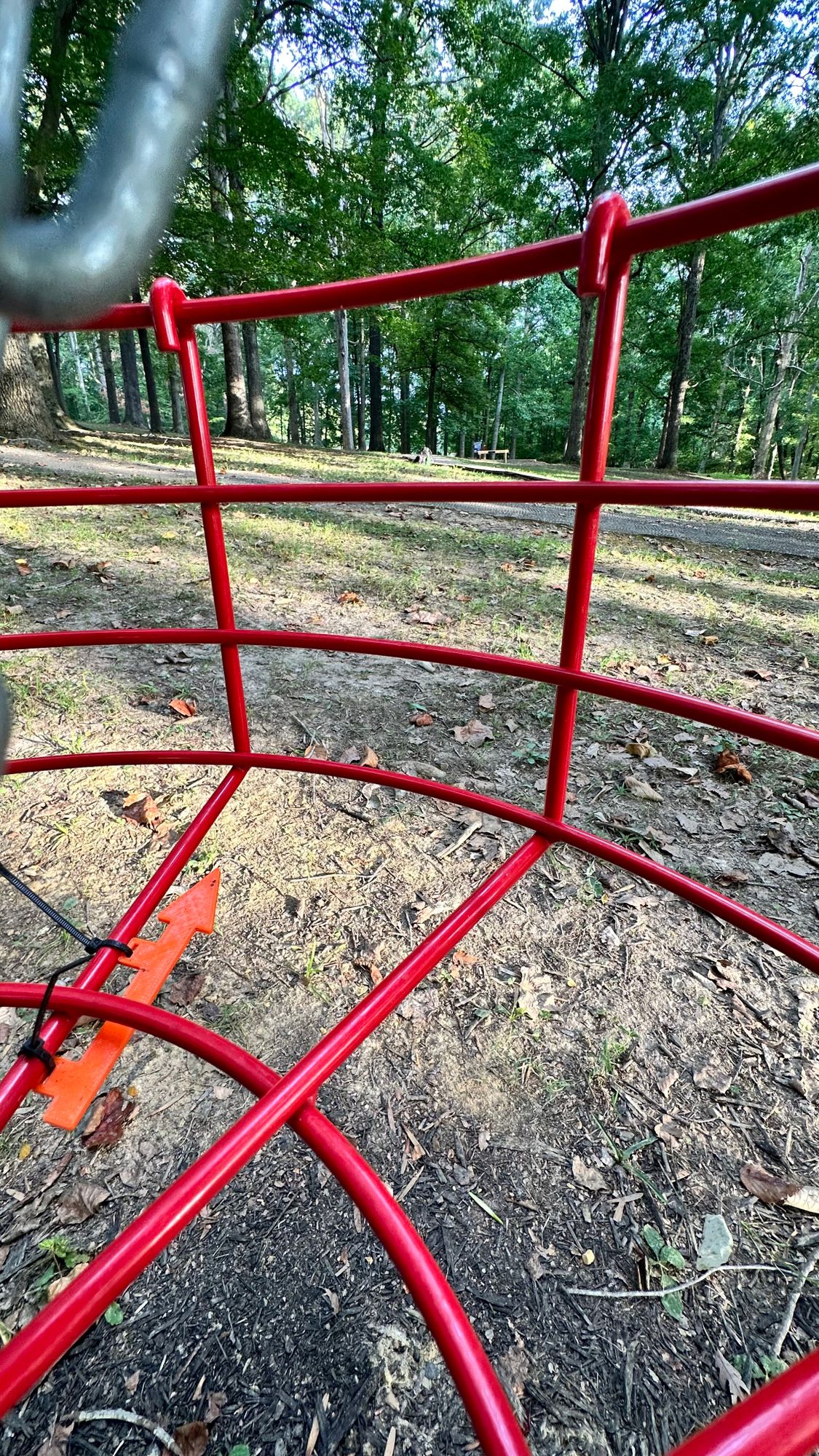 All the baskets have arrows pointing to the next tee location! Very helpful as a first timer here.