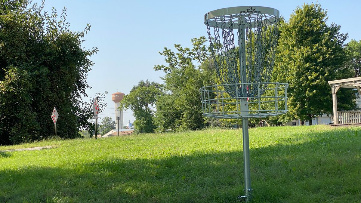Nice scenic area for a basket next to the tracks