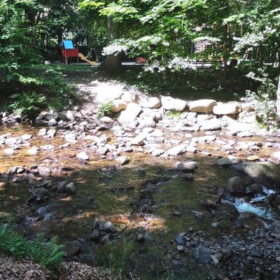 Snel stromend water langs enkele holes