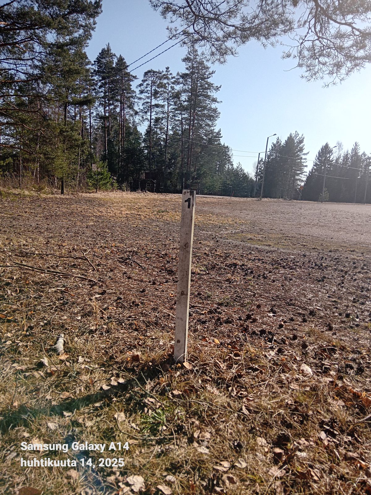 Teet on merkattu valkoisilla kepeillä joissain on myös keltainen nauha ympärillä