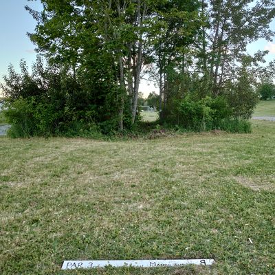 Hål 9. Mando gäller hela gap:et. Missar man får man kasta från drop-zone, ca 12 m från korg.