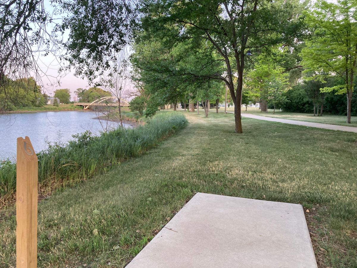 Tee 6, basket straight ahead