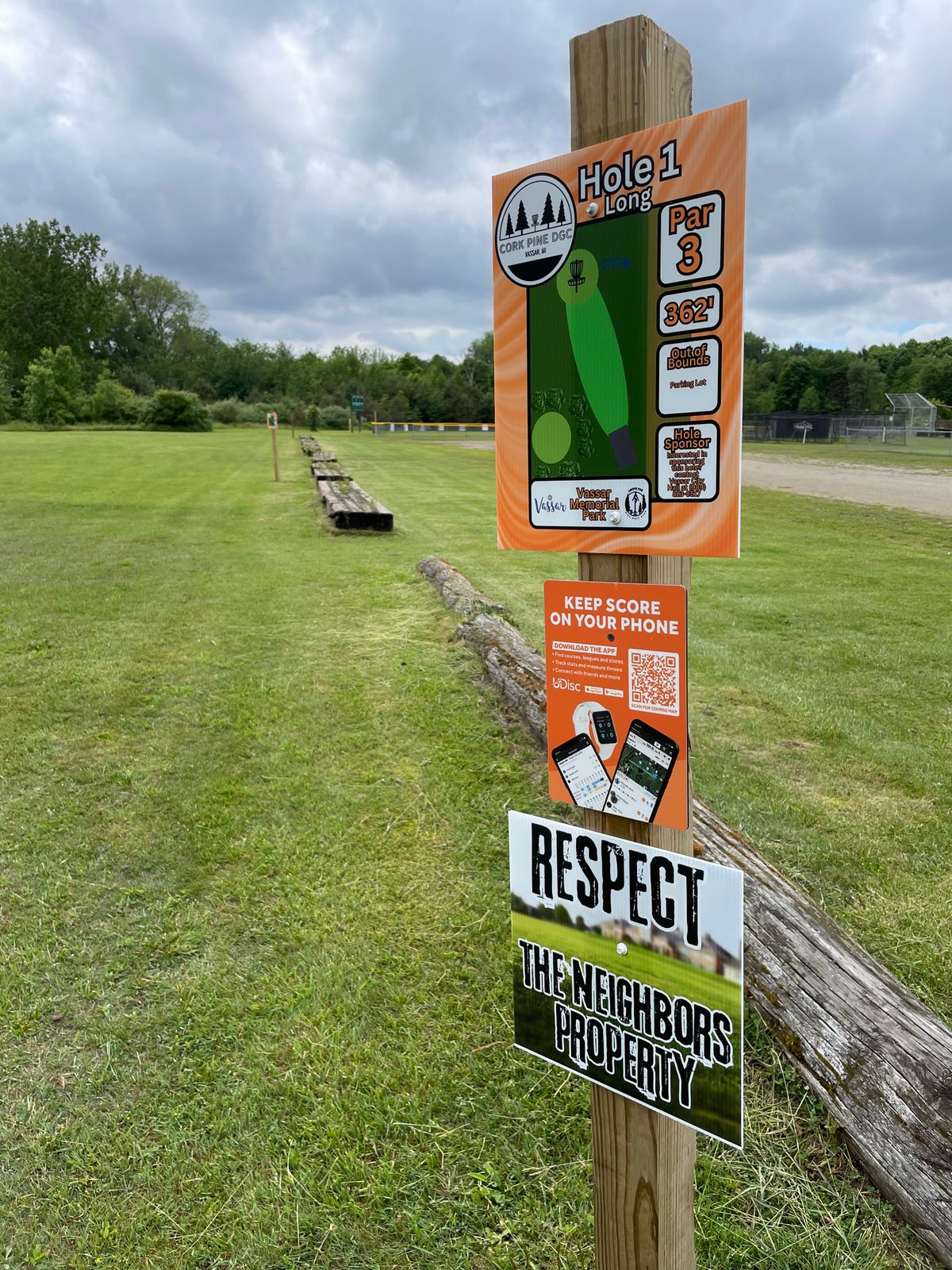 Hole 1 Long: Tee signs