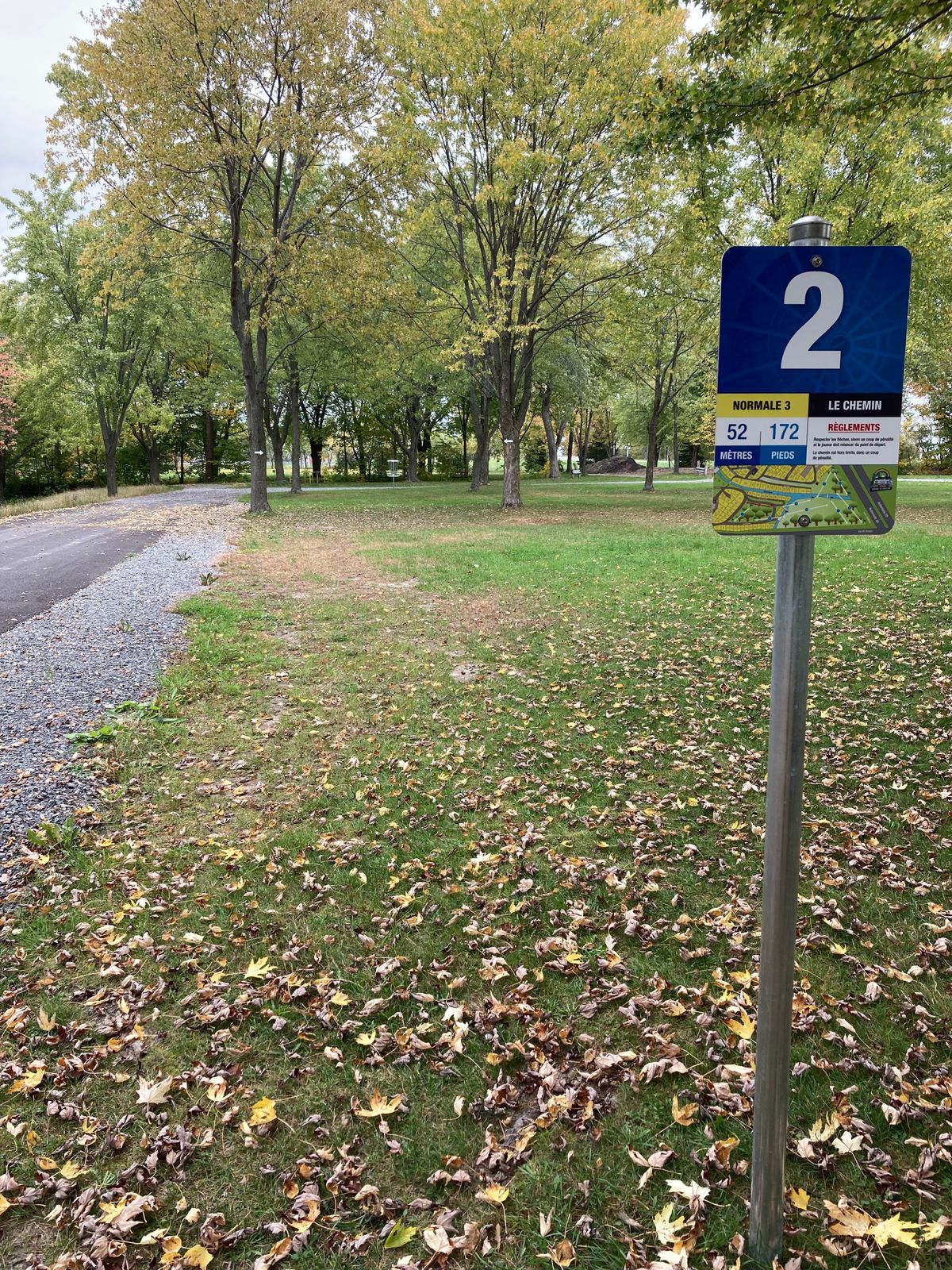 Départ #2, panier au bout du terrain avant chemin gravier