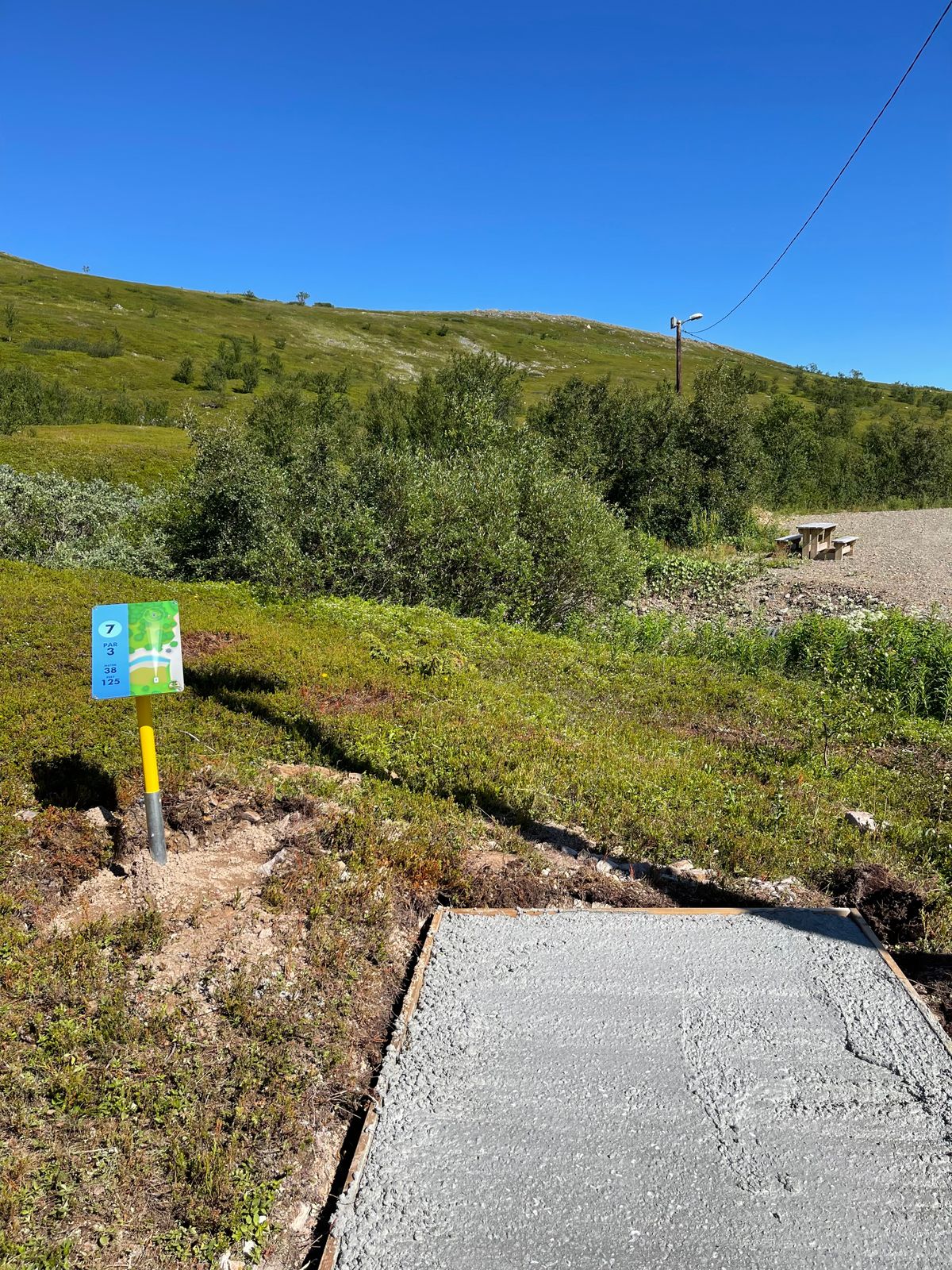 Teepad og teesign til hull 7