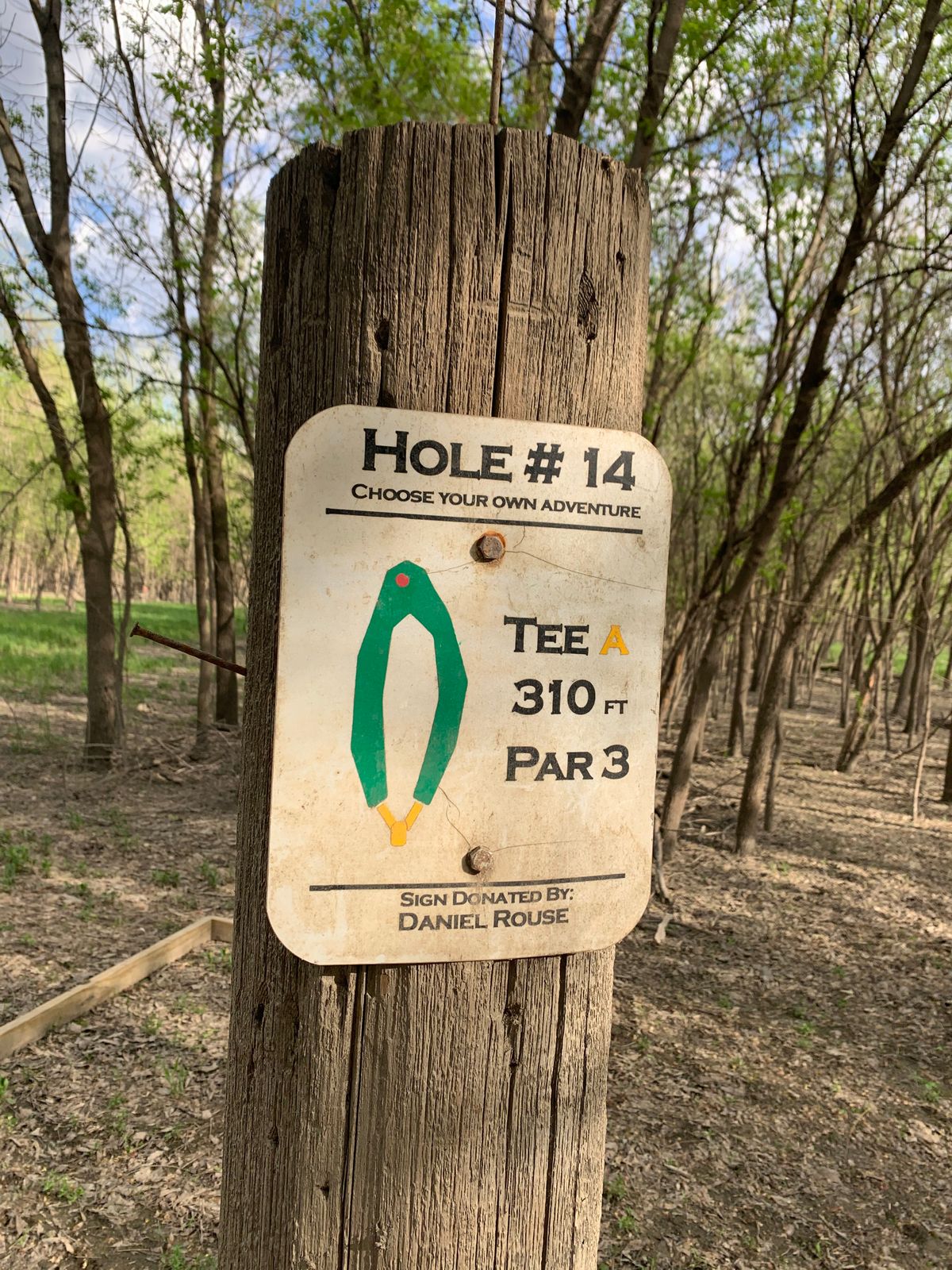 Hole 14 tee sign. There’s 2 teepads for this hole.