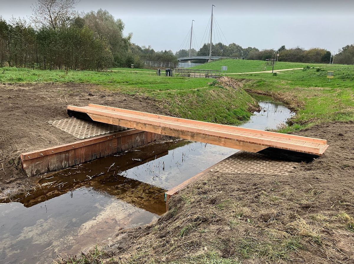 De nieuwe brug tussen hole 3 en 5