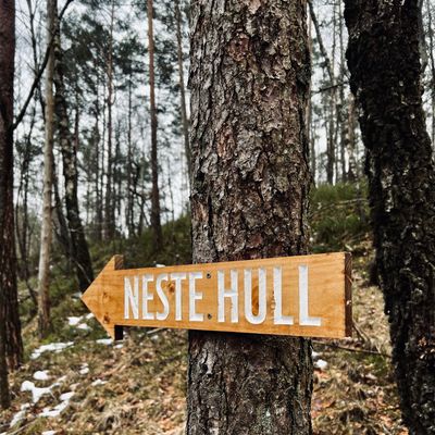 Hele banen har fått slike skilt som viser vei