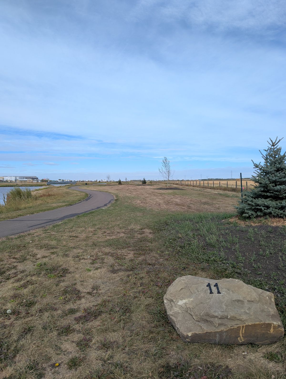Hole 11. A long hole with water to your left and a fence line to the right.