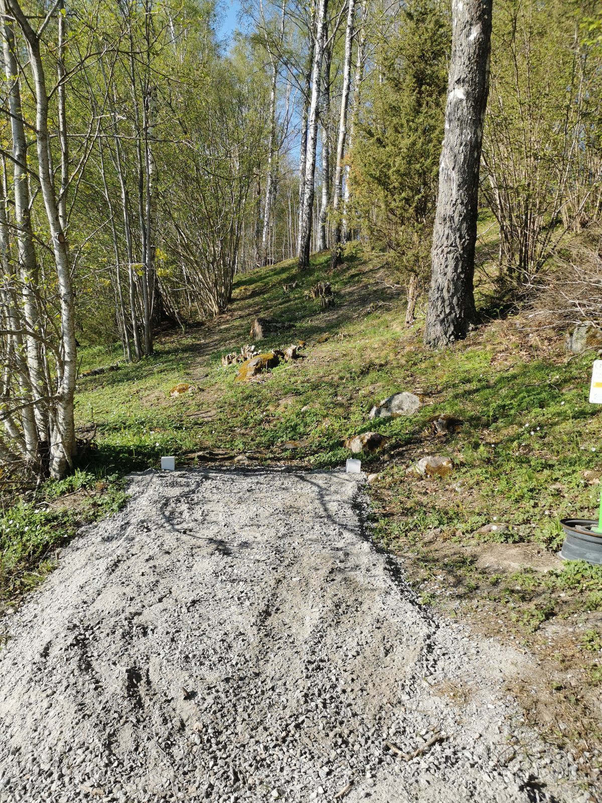 Förbättring av tee på bana 8, matta kommer komma senare.
