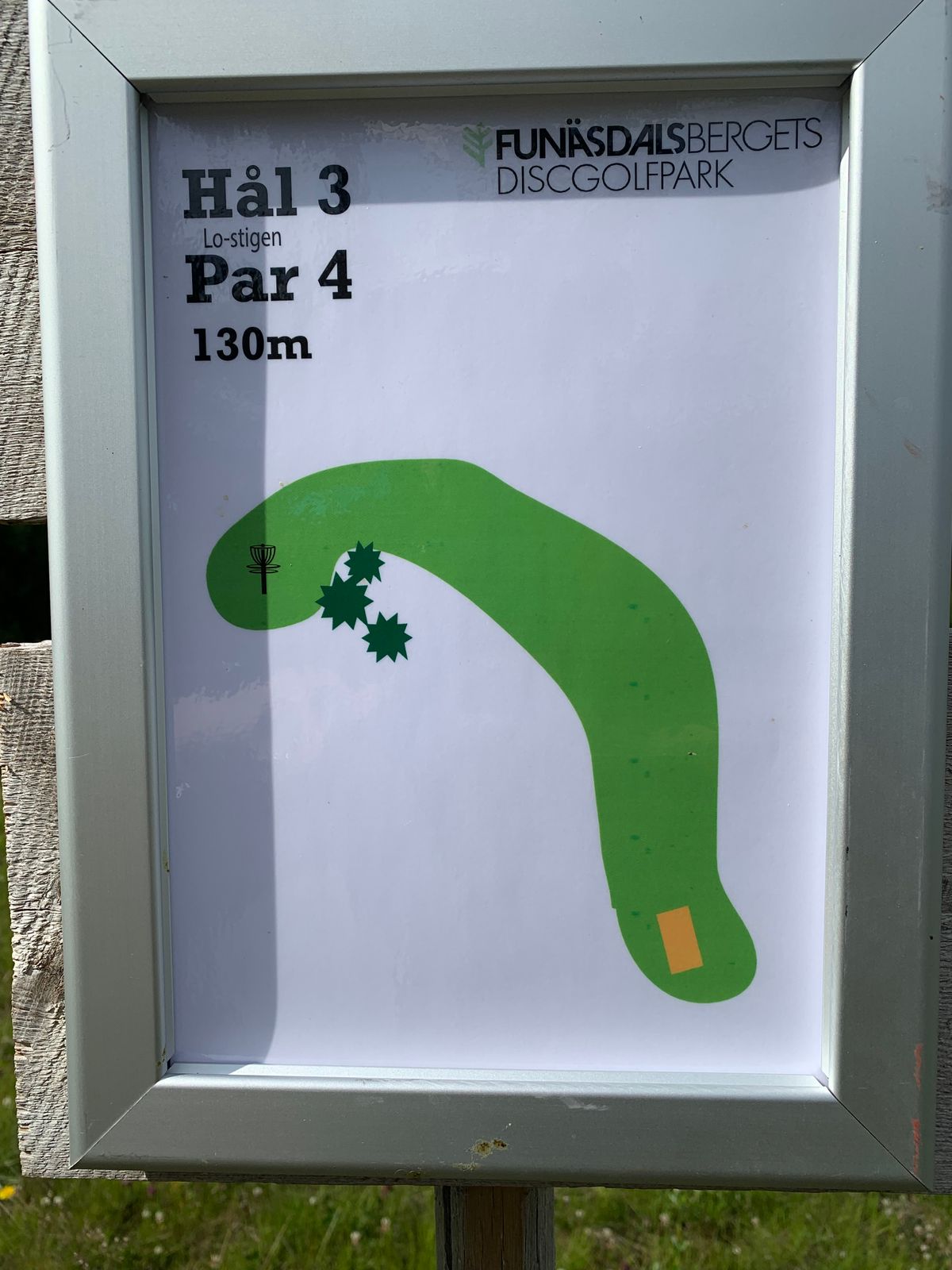 Dogleg vänster uppför backen.