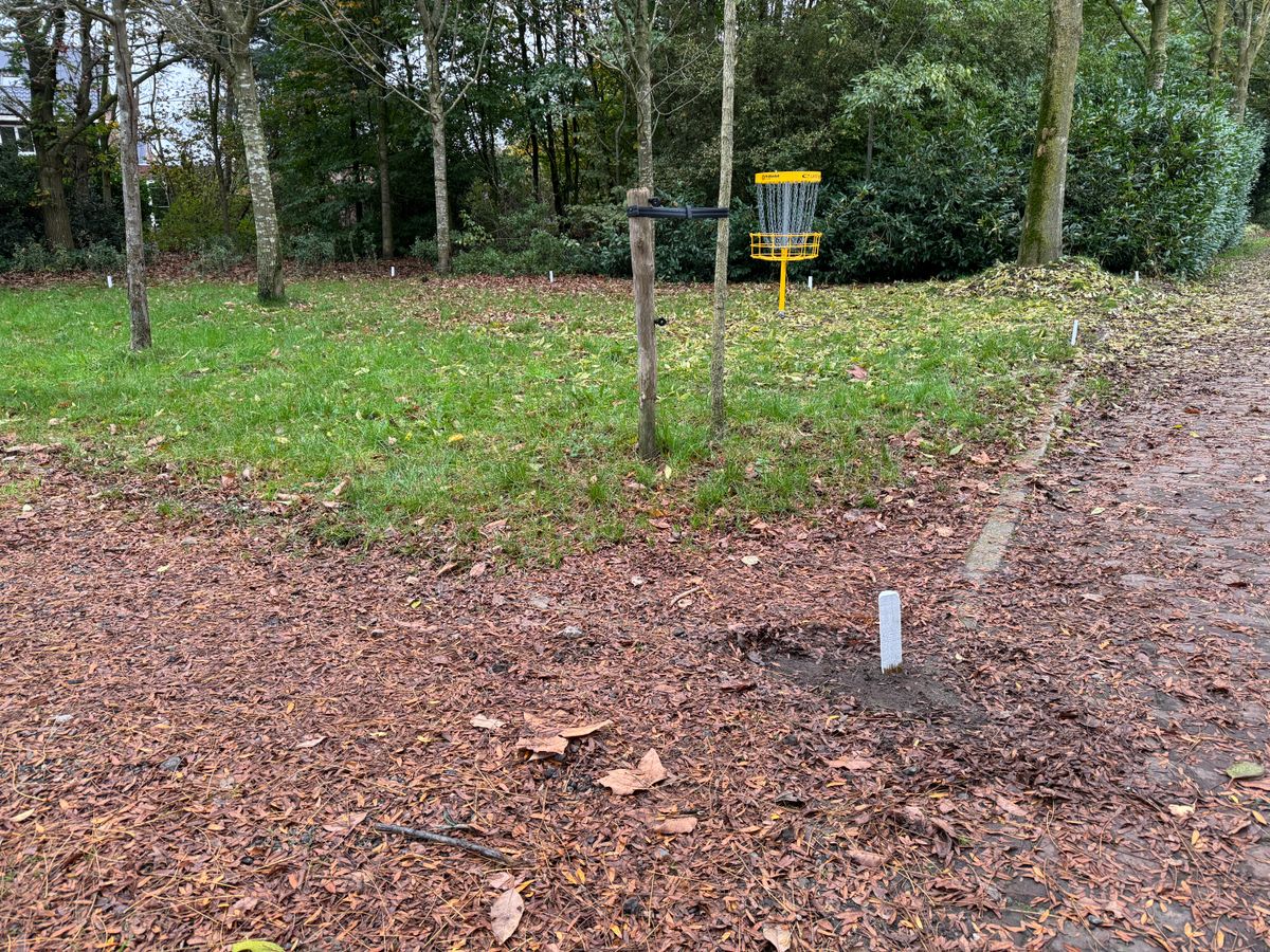 Het eiland van hole 7 is nu met paaltjes aangegeven.