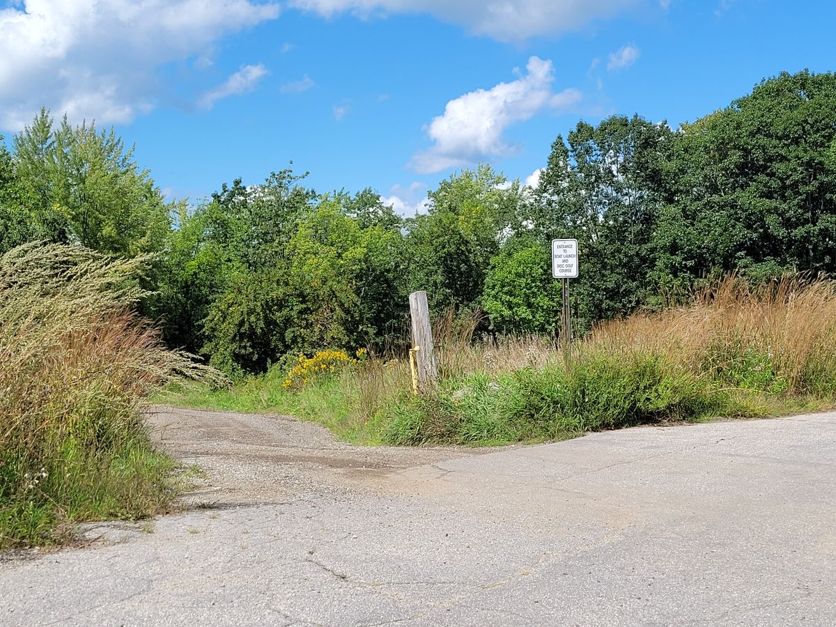 You need to find this gate after turning left behind the youth center. Parking is at the end of the dirt road.