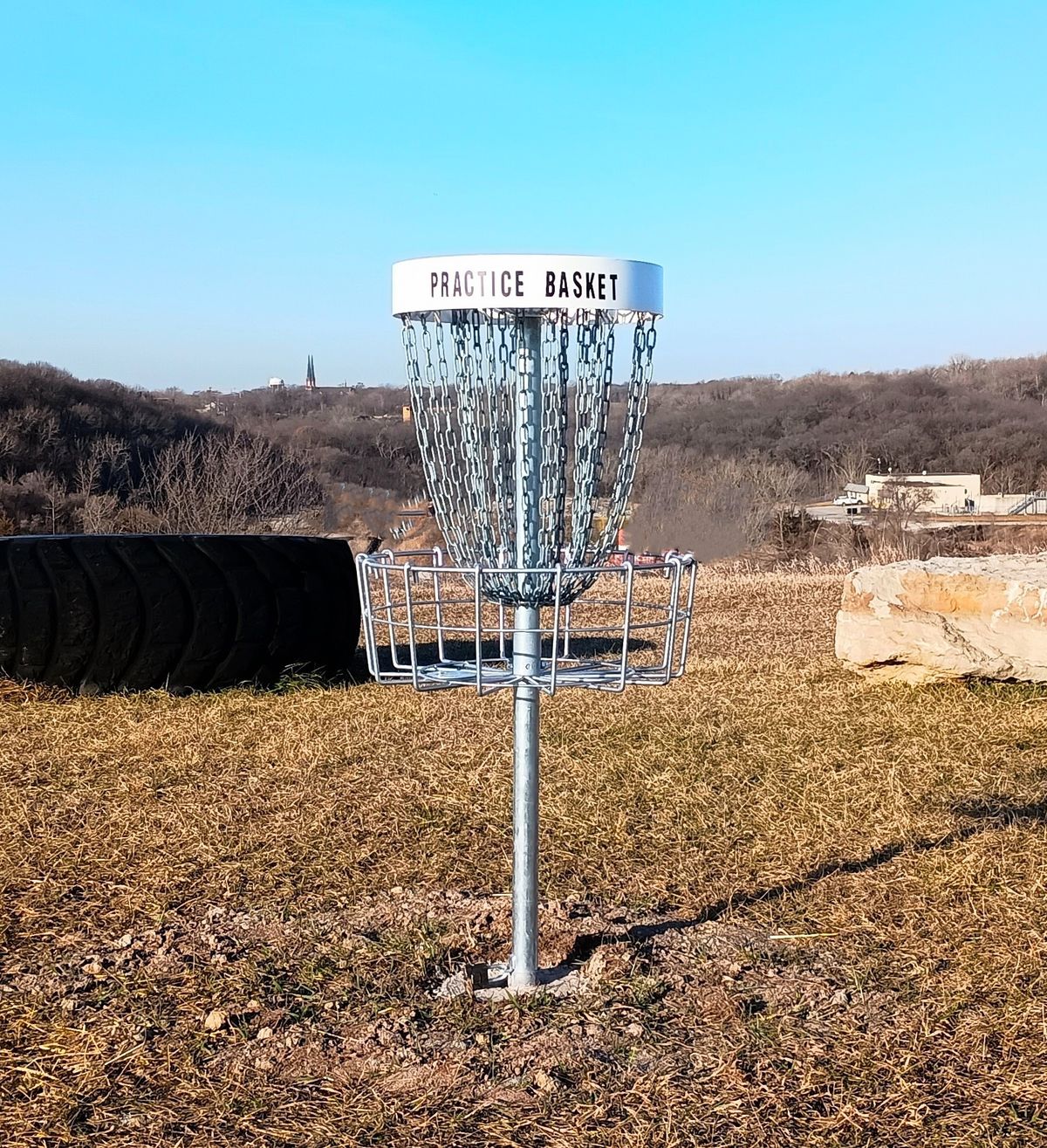 Practice basket found between two course maps/Infoboards in the warmup area. This practice/warmup area is flanked on either side by the start of the front 9 and the start of the back 9.
