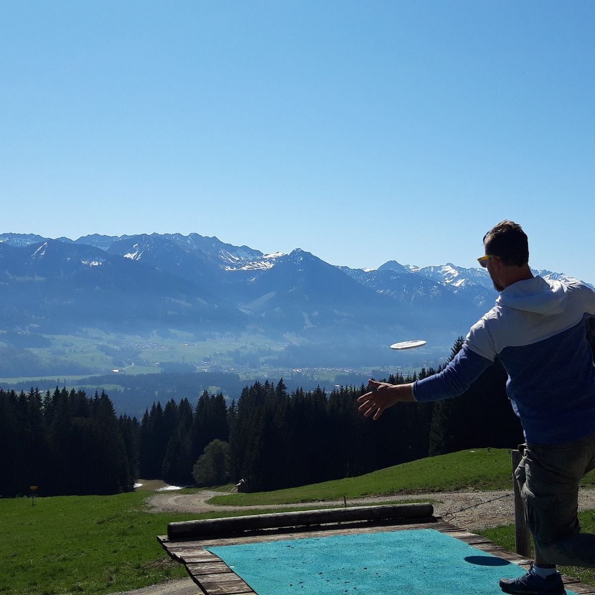 The 1st Tee in Ofterschwang with views over the Allgaeuer Alps.