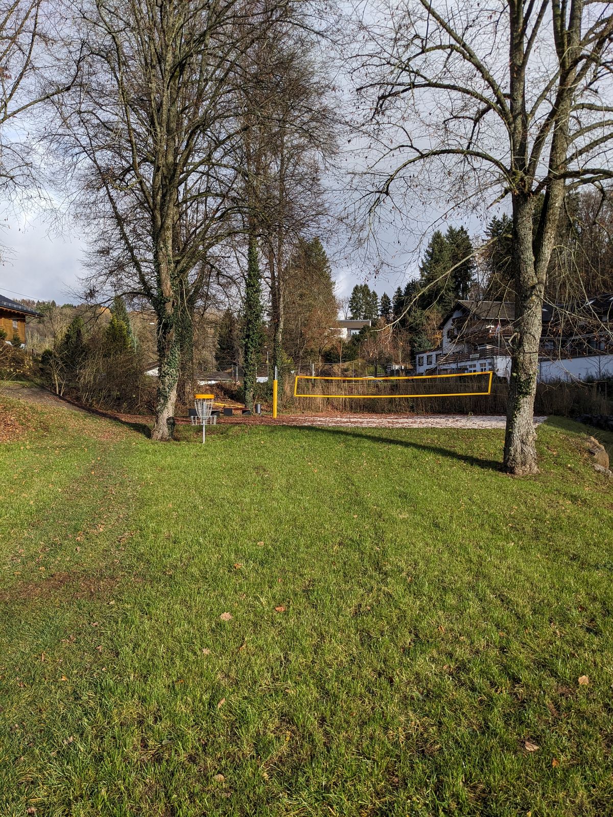 Schade um die tollen Körbe. Wahllos aufgestellte Körbe direkt neben Wegen, Spielgeräten und Spielplätzen.