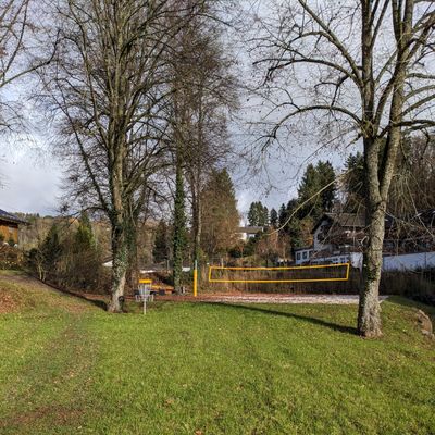 Schade um die tollen Körbe. Wahllos aufgestellte Körbe direkt neben Wegen, Spielgeräten und Spielplätzen.