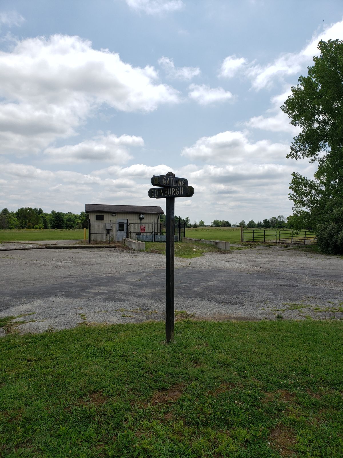 Signpost at corner near #17 Tee-Pad.