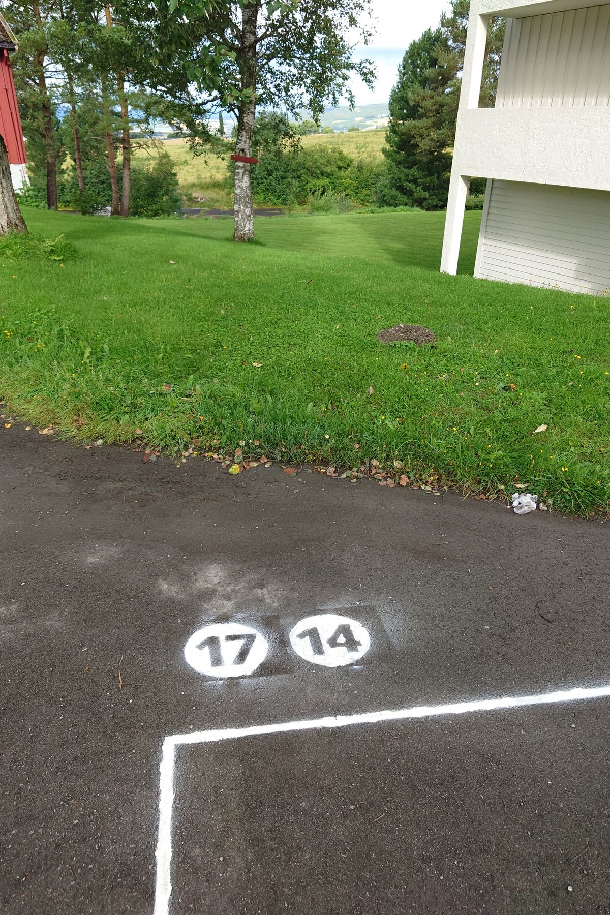 Utkast 14 og 17 kan være vanskelig å finne. De er midt bak det sørligste internatbygget.