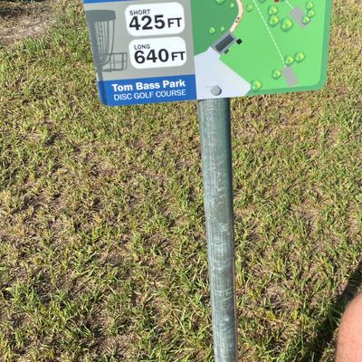 Signs at all tees. Only some baskets have long and short throws