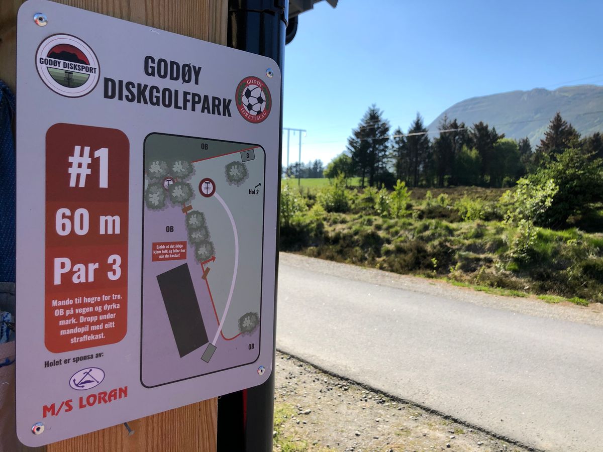 Teesign på hol 1, teepad på markering i asfalt.