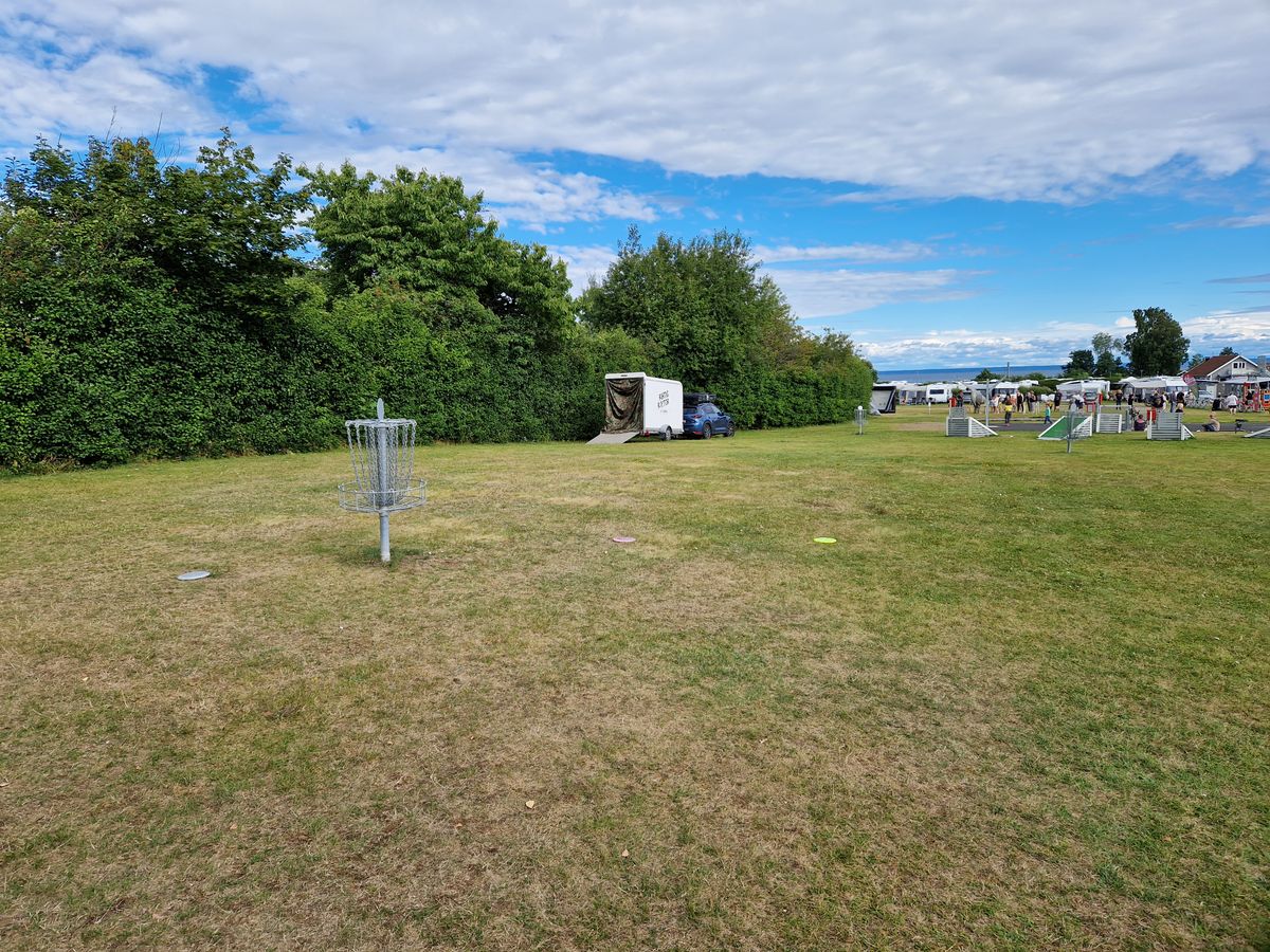 Enbart tre putt-korgar nedgrävda. Inga tees och både fotbollsplan och lekplats några meter ifrån. Kan ej klassas som en discgolfbana ännu.