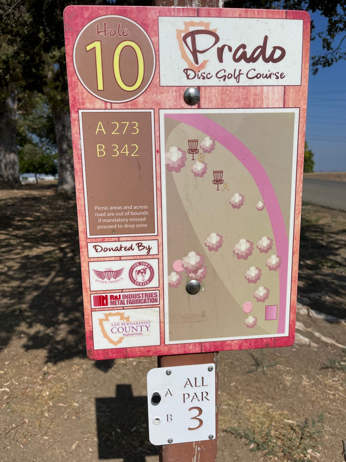I need to find out how to make these par/basket placement metal signs! Great idea!