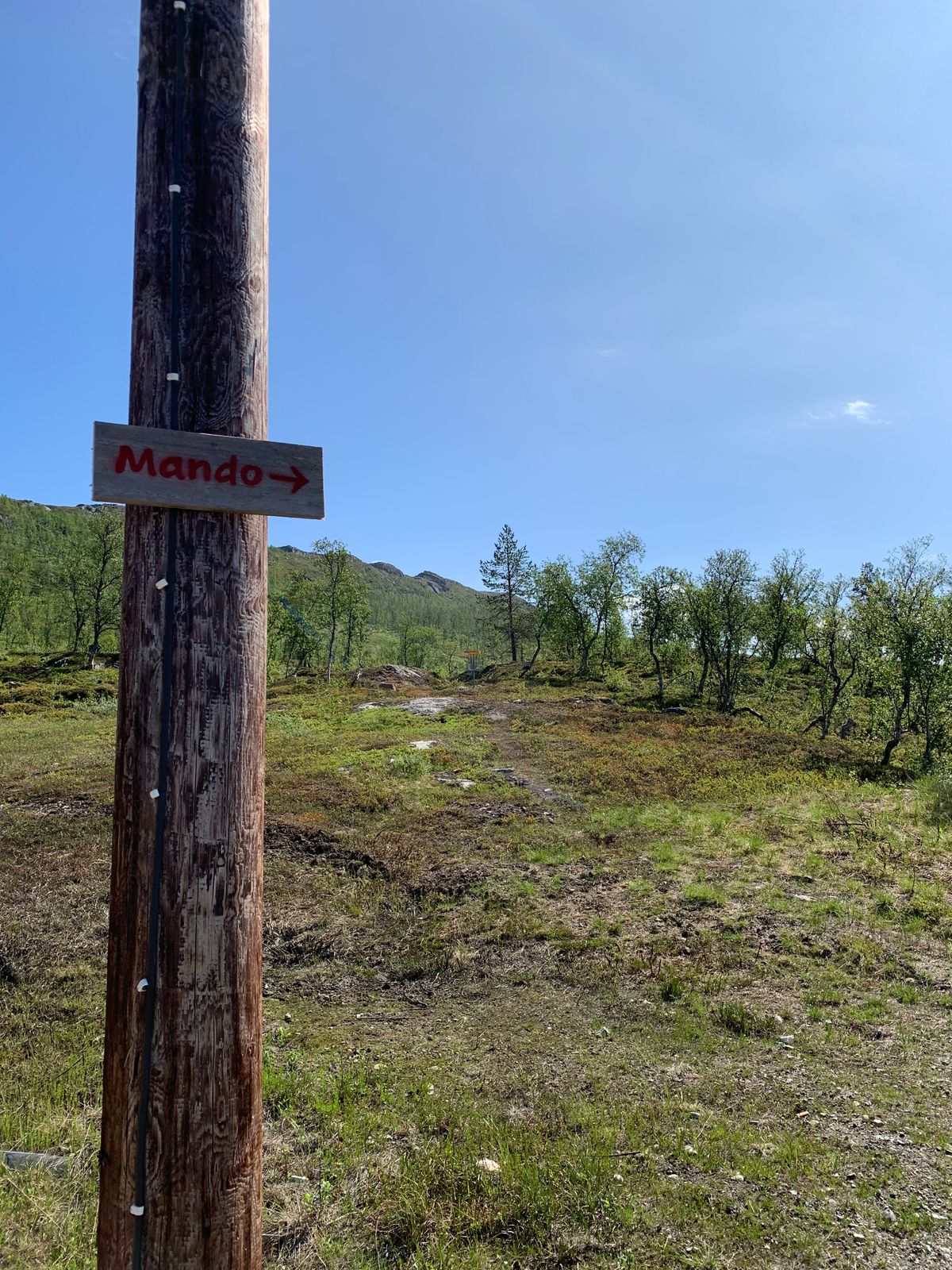 Mando til høyre for stolpe ved hull 1