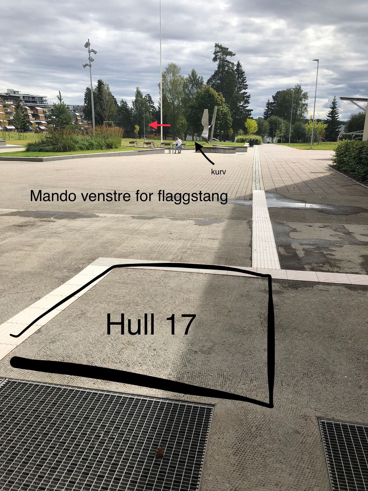 Hull 17. Mando til venstre for flaggstang. Ved bom, dropzone venstre side ved flaggstanga.