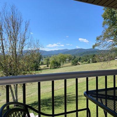 Bring friends and enjoy a pint or glass of wine with them between rounds. Awesome views.