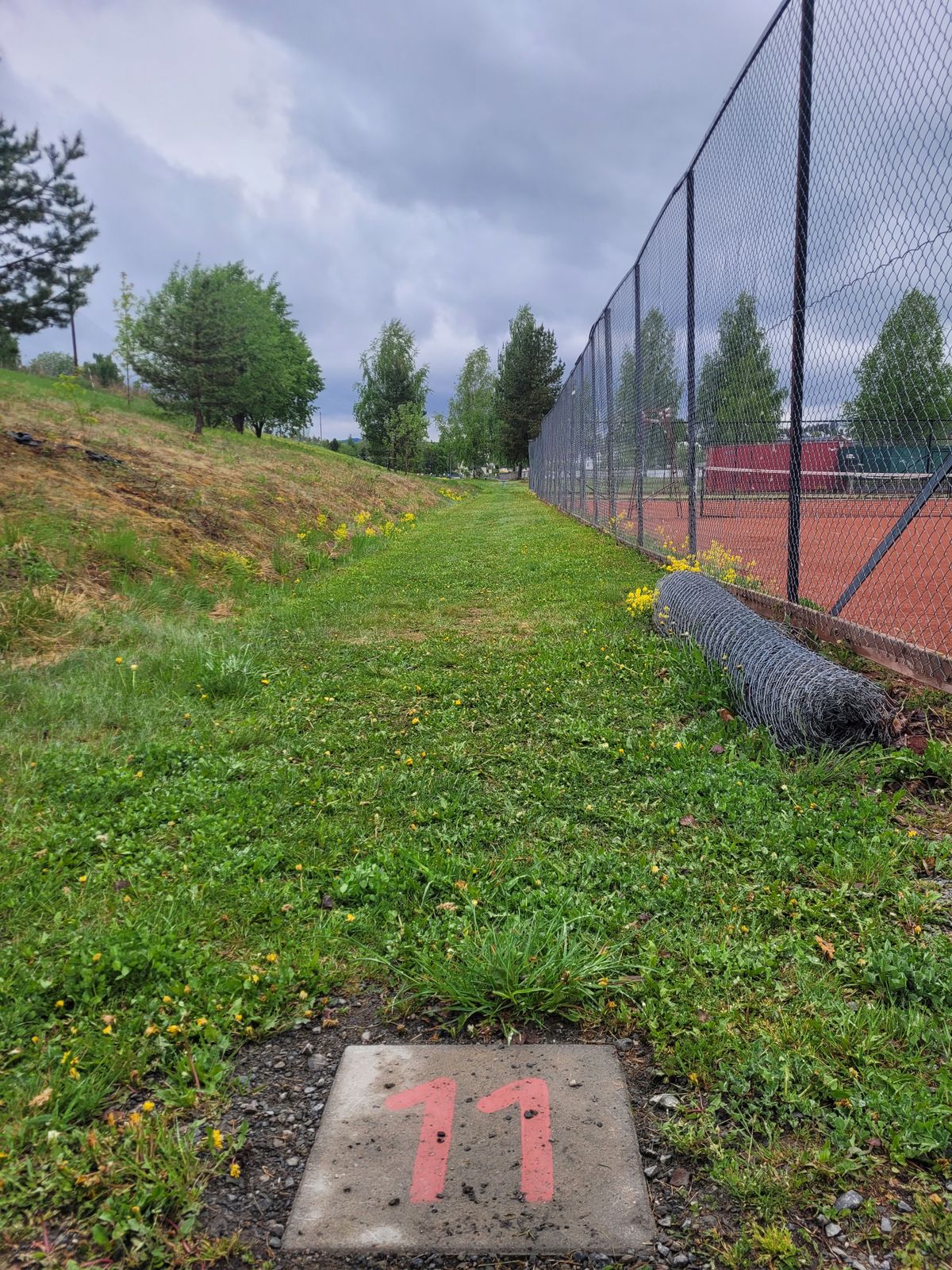 Ta kontakt med vestfossentennis@gmail.com hvis du har kastet en disc inn på banene så kan de hjelpe til med å hente den ut. 