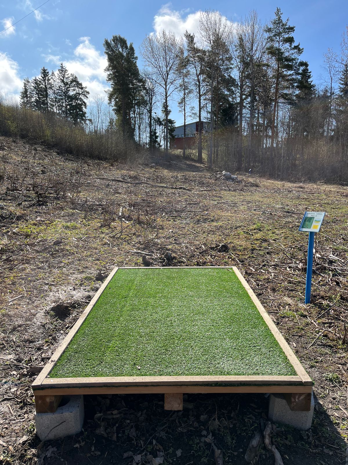 6. väylä, 100-metrinen kämmenväylä ylämäkeen.