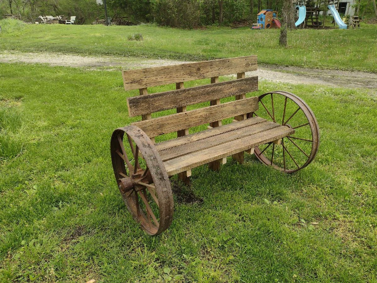 Bench behind teepad of hole #1